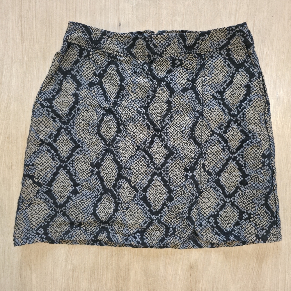 Express Snakeskin Print Mini Skirt Gray Black Tan Zip Back Size 2 NWT